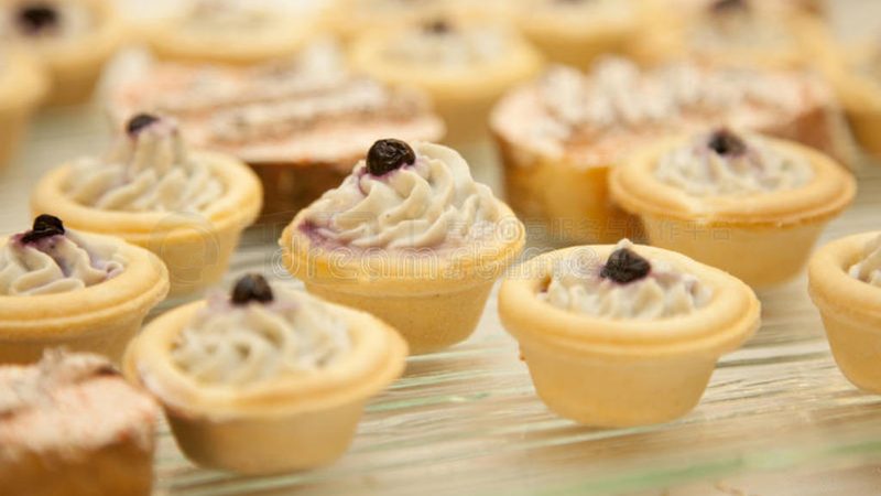 膨化食品：代加工与自产，哪种更胜一筹？**